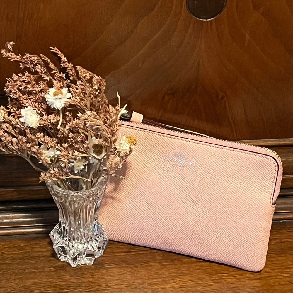 Coach Leather Corner Zip Wristlet Faded Blush Pink Interior Pockets 4 In x 6 In